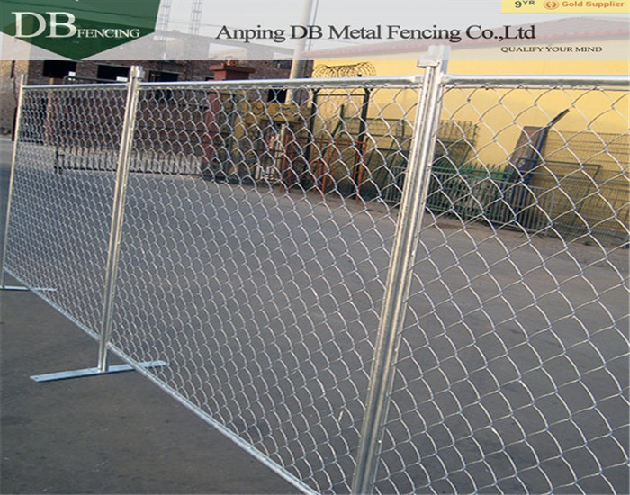 Construction site temporary chain link fence with detachable base