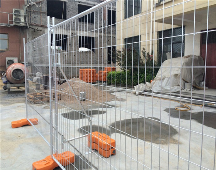 Temp fence In Residential commercial construction building