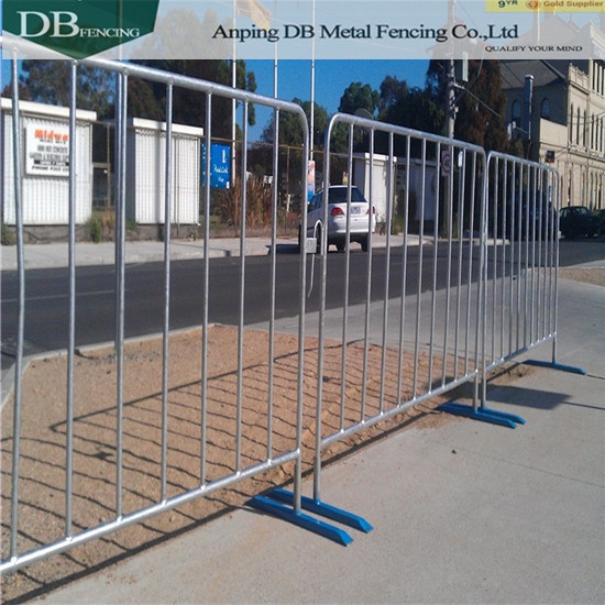 Heavy duty interlocking steel metal barricades