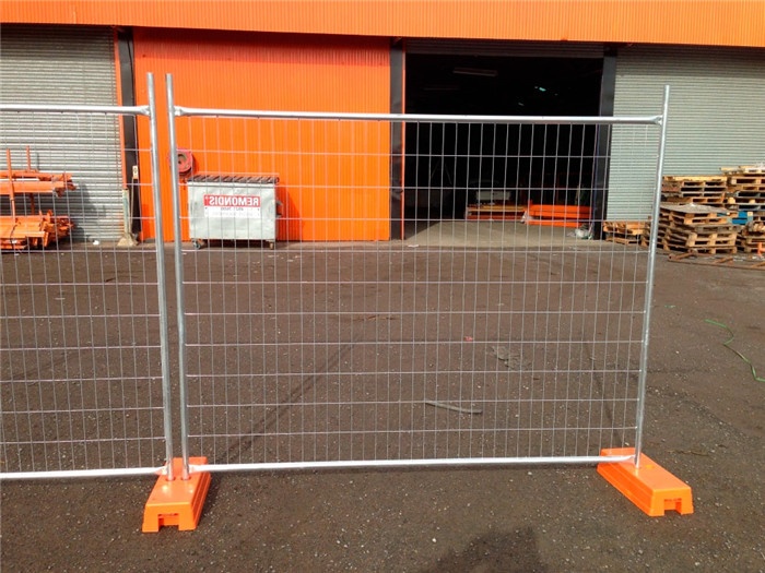 AS4687 2007 Standard Temporary Fence 2100m x 2400mm high galvanised with 60x150x4mm infilled mesh with orange HDPE Base