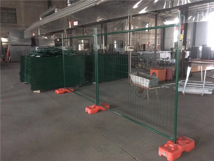 Powder Coated Green Color Temporary fencing panels 2100mm x 2400mm With Orange Base