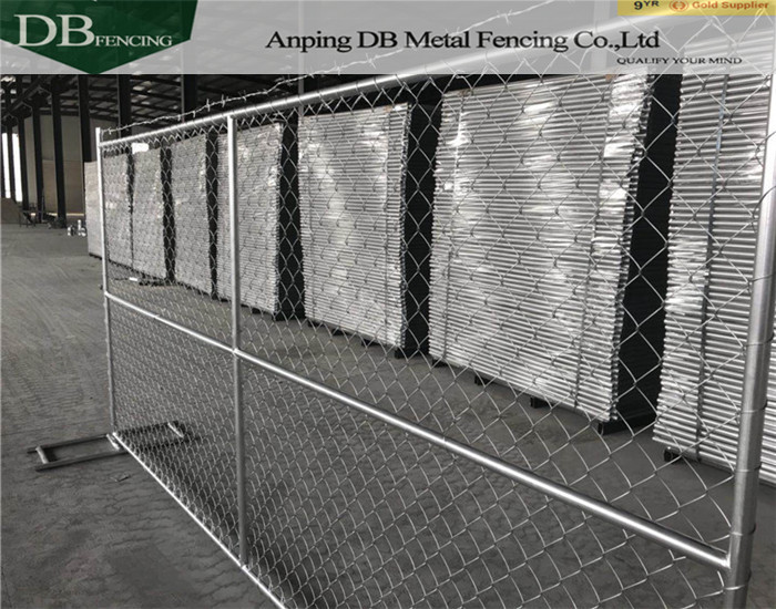 hot dipped galvanized temporary chain link fence panels installed with stands and barbed wire