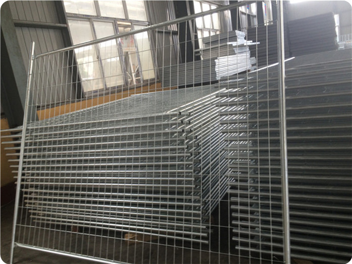 Hot dipped galvanized temporary fence panel in workshop