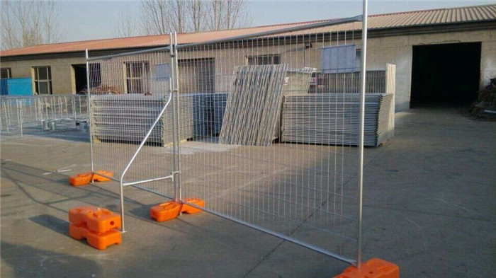 galvanized temporary fence installed with feet in factory