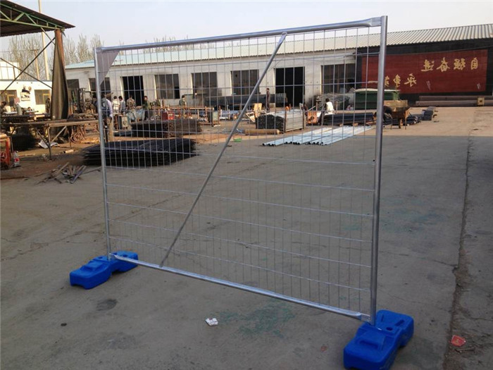 galvanized temporary fence installed with blue feet in factory