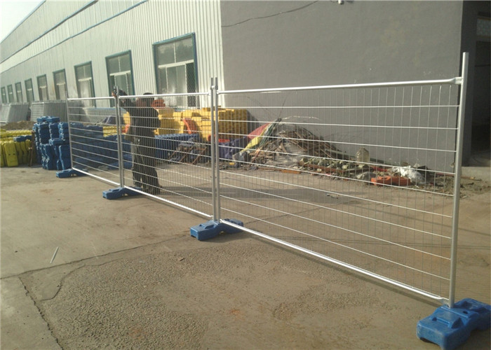 galvanized temporary fence installed with blue feet in factory