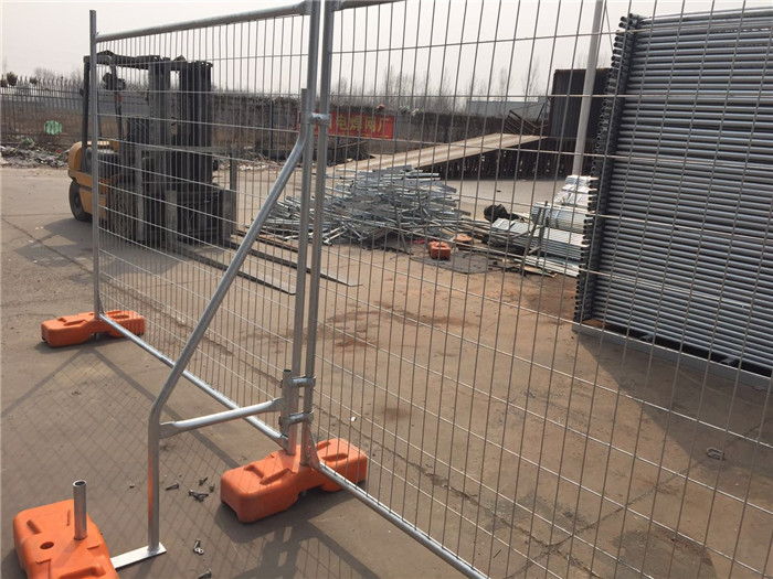 galvanized temporary fence installed with feet in factory