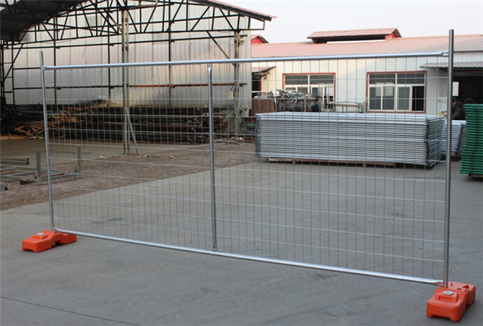 galvanized temporary fence installed with brace and feet in factory
