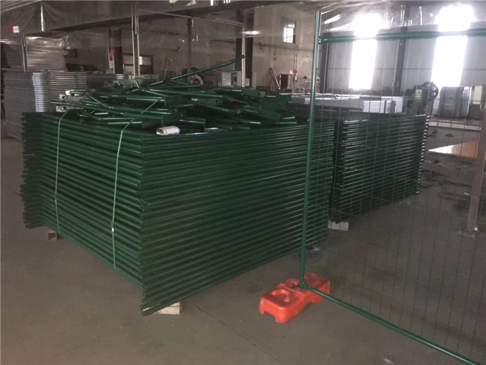 Powder Coated Green Color Temporary fencing panels 2100mm x 2400mm With Orange Base