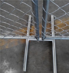 Construction site temporary chain link fence with detachable base