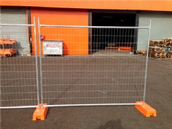 AS4687-2007 Standard Temporary Fence 2100m x 2400mm high galvanised with 60x150x4mm infilled mesh with orange HDPE Base